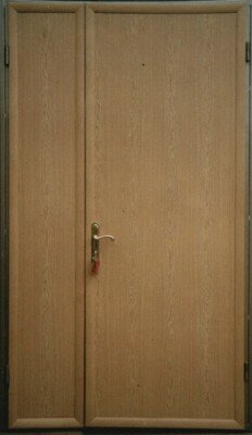 тамбурная входная дверь с отделкой ламинатом